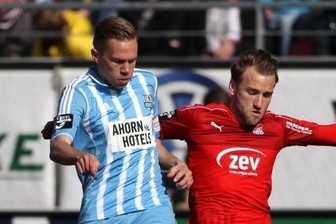 Plötzlich Methusalem - CFC-Profi Dennis Grote (links) hat drei Derbys gegen den FSV Zwickau absolviert. Gegen Mike Könnecke (rechts) und Co. gewann er zweimal, an der 0:1-Niederlage hatte er ebenfalls einen großen Anteil.
