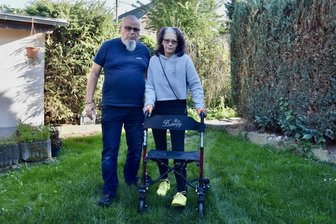 Plötzlich Pflegefall nach Corona-Impfung? Chemnitzer Familie kämpft um Anerkennung und Geld - Aiko Krakovsky und siene Frau Anja, die ohne Rollator nicht gehen kann.