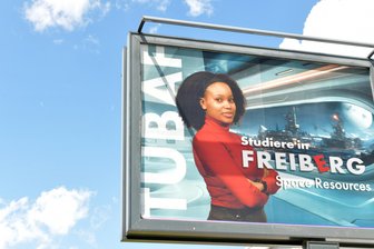 Plötzlich Plakate: Wer ist das Gesicht der neuen Werbekampagne der Freiberger Uni? - Sonia Lucas Mondlane ist das Gesicht einer neuen Werbekampagne der TU Bergakademie Freiberg. Hier auf einem Werbeaufsteller an der Frauensteiner Straße.