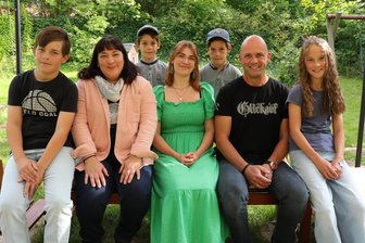 „Plötzlich sagte die Ärztin, ach du Sch…“: Doppeltes Zwillingsglück bei Familie aus dem Erzgebirge - Katja und Kay Uhlig aus Kühnhaide mit den Zwillingen Jakob und Janes, Helena und Henry sowie ihrer Großen Sara Marie.