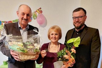 Plötzlich selbst im Mittelpunkt - Bernd Schönfeld (l.), der Vereinschef des SSV Königshain-Wiederau sowie KSB-Geschäftsführer Benjamin Kahlert gratulierten in der vergangenen Woche Birgit Liebers persönlich. Dabei hatten sie die silberne Ehrennadel mit dabei.
