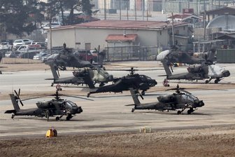Plötzlich steht da ein Kampfhubschrauber: „Apache“ muss auf Wiese landen - Ein AH-64 „Apache“ (hier Exemplare in Südkorea) musste am Dienstag in Franken ungeplant landen.