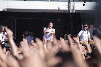 Plötzlich steht Kraftklub auf der Bühne - Kraftklub mit Frontmann Felix Brummer kam auf die Bühne - und hatte sofort gewonnen. Die Fans jubelten und feierten ausgelassen. Rund eine Stunde spielte die Band hauptsächlich Songs aus ihrem neuen Album "Keine Nacht für niemand". Aber auch die Hymne auf ihre Stadt fehlte nicht.