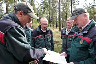 Plötzlich steht Sachsens Umweltminister Günther im Moor bei Crottendorf - Sachsens Umweltminister Wolfram Günther (Mitte) informierte sich im Moor am Pfahlberg.