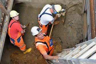 Plötzlich tat sich ein Loch auf: Radweg zwischen Halsbrücke und Freiberg gesperrt - Bauleiter Steffen Rößler (vorn) und seine Kollegen vom Schachtbau Nordhausen in der Baugrube gleich neben der Straße Am alten Bahnhof. Etwa drei Meter unter der Oberfläche stießen sie hier auf einen alten Grubenbau.