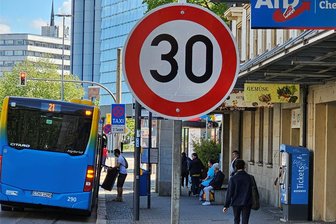 Plötzlich Tempo 30 in Chemnitz: Hunderte Autofahrer erhalten Post vom Ordnungsamt - In Chemnitz galt auf einem Teil des Innenstadtrings für ein paar Tage Tempo 30. Autofahrer, die das trotz der aufgestellten Verkehrsschilder nicht mitbekamen, wurden geblitzt.