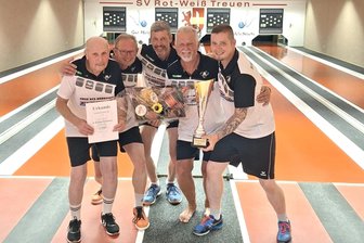 Plötzlich Triplesieger: Kegler des SV Rotation Weißenborn räumen auch den Bezirkspokal ab - Der Bezirkspokal geht nach Weißenborn: Joachim Seipt, Matthias Funk, Mirko Eichhorn, Gerd Kaden und Tom Schubert (v. l. n. r.) haben die Favoriten alle hinter sich gelassen.