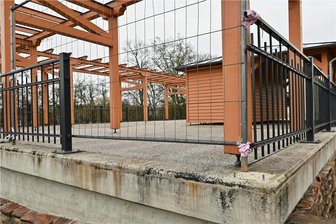 Plötzlich war der Zaun weg: Diebe suchen Treffpunkt in Königsfeld auf - Am Generationstreff in Königsfeld wurden Säulen, Geländer und auch eine Lampe gestohlen. 