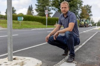 Plötzlich weniger Fördermittel: Gehwegbau teurer als gedacht - Ortschef Thomas Mey an der B 95 in Schönfeld. In diesem Bereich konnte ein Stück Gehweg zusätzlich geschaffen werden. Allerdings muss die Gemeinde mehr Geld als gedacht dafür selbst aufbringen.