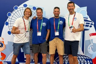 Plötzlich wieder vereint: Rochlitzer Schwimmer startet mit einstigen Teamkameraden bei Masters-WM in Singapur - Grüße aus Singapur: Oliver Hellmich (2. v. r.) tritt bei der Masters-WM gemeinsam mit Ex-Olympionike Stev Theloke (r.), Thomas Voigtländer (l.) und Frank Riedel an.