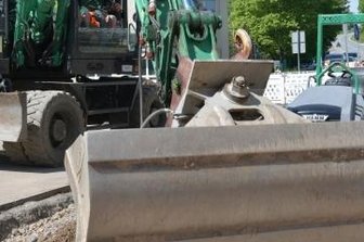 Plötzlich wohnt man an der Autobahn - Am Ortseingang von Oederan wird eine Querungshilfe für Fußgänger gebaut und der Asphalt der B 173 ausgebessert.