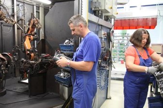 Plötzlicher Tod des Firmenchefs trübt Stimmung in der Cawi - Anke und Jens Veith sind nicht nur privat ein Paar, sondern auch beruflich ein eingespieltes Team, gemeinsam Bestücken sie einen der Schweißautomaten für die Herstellung von Baugruppen.