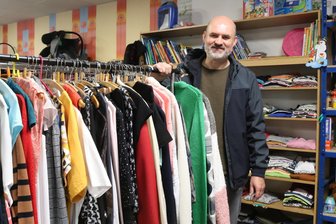 Plötzliches Aus: Stadt im Erzgebirge verliert zwei Geschäfte – „Viele bedauern das“ - Peter Glienke steht im Lößnitzer Help-Laden, der bald schließt.