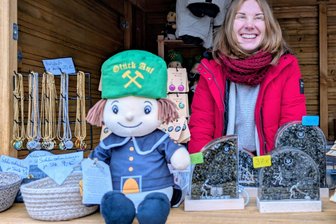 Plüsch-Bergmann Kalle aus Großschirma: Warum es ihn bald nicht mehr gibt - Tabea Rohr hat den kleinen Bergmann Kalle erfunden und mit auf den Christmarkt gebracht.