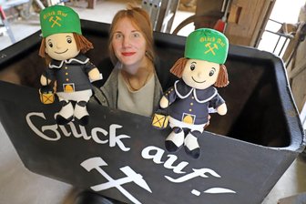 Plüschbergmann in der Pop-up-Hütte: Kalle kommt zum Christmarkt in Freiberg - Tabea Rohr und ihr kleiner Plüsch-Bergmann Kalle kommen nach Freiberg.