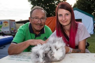 Plüschige Löwenköpfchen feiern Jubiläum mit - Vereinschef Jürgen Bachmann mit Vanessa Schwarzenberg, die einer der jüngsten Züchterinnen im Verein ist. 