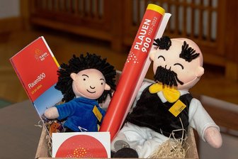 Plüschiges für 900 Jahre Plauen: Stadt wirbt mit Ohser-Figuren - Vater und Sohn, die von Erich Ohser geschaffenen Comic-Figuren, gibt's nun auch als Plüsch-Werbeträger fürs Jubiläum 900 Jahre Plauen. 