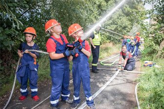 Plüschkatze gerettet, Wassergasse gebaut: Was junge Brandschützer aus Freiberg, Kleinwaltersdorf und Zug erlebt haben - Die Stadtjugendfeuerwehr Freiberg organisierte ein Zeltwochenende mit Übungen, hier am Bieberteich in Zug.
