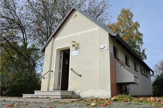 Plumpsklo an der Talsperre Pirk hat ausgedient: Wie geht es weiter? - Seit vielen Jahren ein drückendes Problem: Das Klo am Campingplatz an der Talsperre.