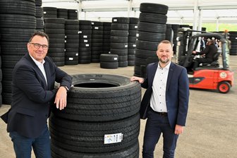 Pneuhage gibt Gummi: In Hainichen lagern künftig 80.000 Autoreifen für Lkw - Erwin Schwab (l.) und Robin Brucke von der Geschäftsleitung in einer der neuen Hallen der Firma Pneuhage in Hainichen.
