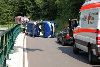 Pobershau: Dacia überschlägt sich - Bei dem Unfall waren Polizei, Rettungsdienst und Feuerwehr im Einsatz.