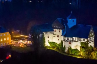 Pobershauer Schlossherr auf Rauenstein - 110 Schwibbögen beziehungsweise beleuchtete Dreiecke in den Fenstern sowie mehrere Außenstrahler machen das Schloss Rauenstein in diesen Tagen zum Hingucker.