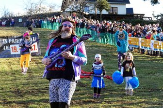 Pobershauer Skifasching sorgt auch ohne Schnee für Begeisterung - Harte Töne bereicherten den Skifasching in Pobershau am Samstag. Denn die Veranstalter von „Rock auf dem Berg“ tanzten den Skihang hinab und sorgten damit für eins der insgesamt 19 Bilder.