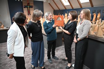 Pobershauer Skulpturenpfad begeistert Fee Maribyla - Bei der Preisübergabe: Petra Petrlikova, Janet Franke-Reichel, Frantisek Bina, Susann Hofmann und Jirina Pecnerova (von links).