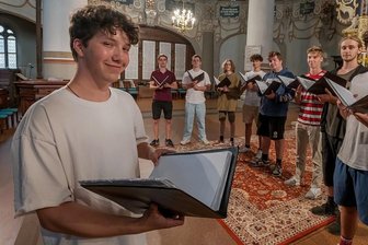 Pobershauer verabschiedet sich mit Konzert vom Dresdner Kreuzchor - Der Pobershauer Jonathan Seifert (vorn links) mit sieben weiteren Abiturienten und einem Elftklässler des Dresdner Kreuzchores bei der Probe vor dem Auftritt in der Marienberger Kirche St. Marien.