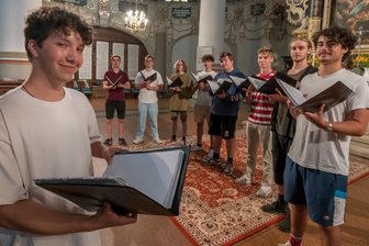 Pobershauer verabschiedet sich vom Chor - Der Pobershauer Jonathan Seifert (vorn links) mit sieben weiteren Abiturienten und einem Elftklässler des Dresdner Kreuzchores bei der Probe vor dem Auftritt in der Marienberger Kirche St. Marien.