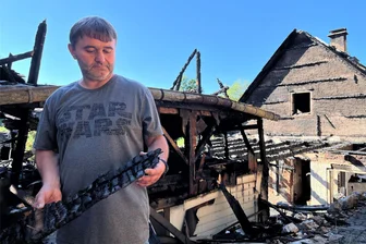 Pobershauer verliert durch Großbrand sein Zuhause: „Ich werde auf keinen Fall aufgeben“ - Ingo Krauß an seinem abgebrannten Zuhause. Er geht davon aus, dass die Häuser abgerissen werden müssen.