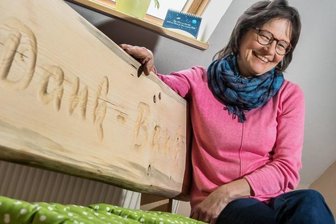 Pockau: Gemeindepädagogin macht einen Schnitt - Die Gemeinde schenkte Heike Schönherr eine "Dank-Bank" zum Abschied.