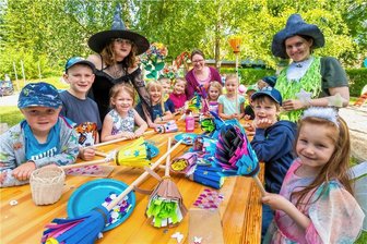 Pockau: Kita Knirpsenland verwandelt sich in Zauberwald - Geheimnis verraten: Jetzt wissen die Mädchen und Jungen wie Hexenbesen gebastelt werden. 