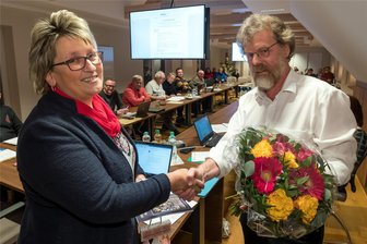 Pockau-Lengefeld: Besteht im Stadtrat ein Misstrauen gegen die neue Bürgermeisterin? - CDU-Fraktionschef Steffen Haugk gratuliert Elke Schmieder nach ihrer Vereidigung als Bürgermeisterin.
