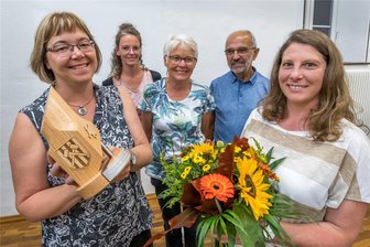 Pockau-Lengefeld: Diese Ehrenamtler haben die Stadtpreise 2023 erhalten - Uta Börner nahm den Ehrenpreis für das Team Winterspielplatz entgegen, zu dem auch Christiane, Karin und Dietmar Dübner sowie Cornelia Polster (v. l.) gehören.
