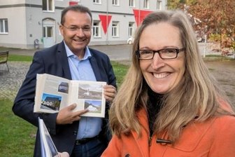 Pockau-Lengefeld im Wandel der Zeit - Ingolf Wappler und Romy Klotz mit ihrem Buch, in dem es um Gebäude in Pockau-Lengefeld, unter anderem die Strobel-Mühle, geht.