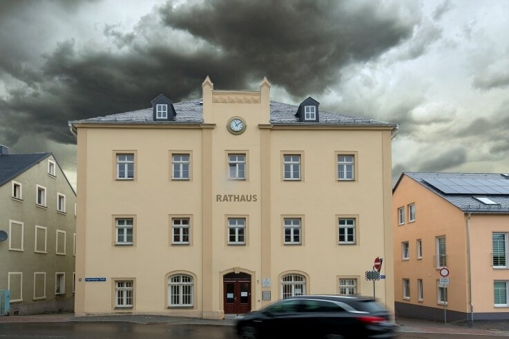 Pockau-Lengefeld streicht komplett kostenloses Vorschuljahr - Wieder einmal dunkle Wolken über dem Rathaus in Lengefeld: Die Stadt muss sparen.