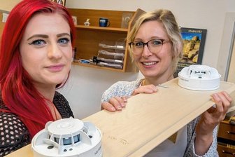 Pockau-Lengefeld: Wohnungsgenossenschaft mietet Lebensretter - Nadine Lauckner und Pia Illgen vom Vorstand der Wohnungsgenossenschaft Lengefeld-Pockau (v. l.) zeigen die installierten Rauchmelder. 