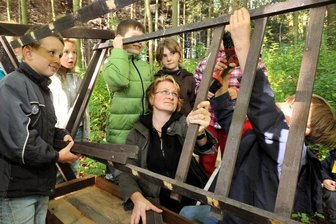 Pockau/Schlösschen: Koordinierungsstelle zieht positive Bilanz für Bundesfreiwilligendienst - Auch das gehört zum Bundesfreiwilligendienst: Ilka Eckert (Mitte) baut mit den Mädchen und Jungen der Kindertagesstätte in Wernsdorf eine Futterkrippe für die Tiere im Wald.