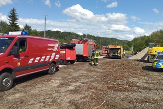Pockau: Wendemanöver geht schief – große Menge Diesel aus Lkw ausgelaufen - Wegen einer großen Menge ausgelaufenen Diesels mussten mehrere Feuerwehren nach Pockau ausrücken.