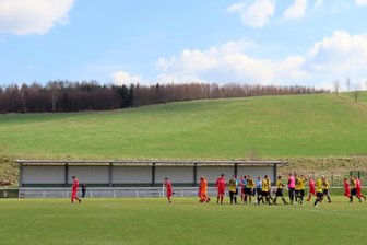Pockauer Fußballer haben den Aufstieg in der Tasche und träumen vom Titel - In der idyllischen Pockauer Sportstätte wird in der kommenden Saison wieder Kreisliga-Fußball geboten.