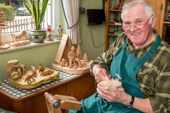 Pockauer Schnitzer zweimal erfolgreich - Fürs Schnitzen verwendet Klaus Kleditzsch meistens Lindenholz. In den Händen hält er ein Wildschwein, das schon so gut wie fertig ist. Für die Arbeit mit den Füchsen im Hintergrund erhielt er ebenfalls einen Preis. 