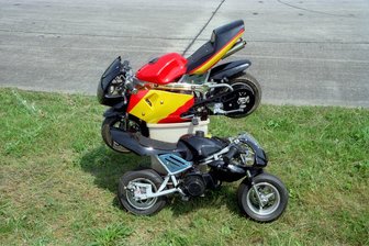 Pocket-Bike und Renault stoßen in Weischlitz zusammen - Pocket-Bikes: Minicross-Motorräder, die nicht im öffentlichen Raum zugelassen sind.