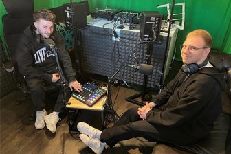 Podcast-Geheimtipp aus Zwickau: „Im Osten nichts Neues“ zwischen Politik, Party und Perspektiven - Patrice Fritzsche (links) und Anton Krauß im kleinen, aber feinen Tonstudio in der Zwickauer Villa Mocc.