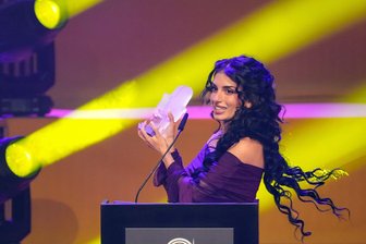 Podcast-Preise für Nazi-Recherche und Späti-Talk - Auf einer Preisgala statt im Spätkauf: Sara Arslan.