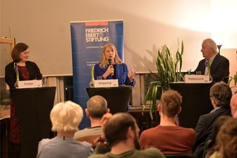 Podiumsdiskussion in Aue mit SPD-Politikerin Petra Köpping von Staatsschutz begleitet - Beim Podiumsgespräch in Aue: Claudia Ficker, Stadträtin von Aue-Bad Schlema, Sozialministerin Petra Köpping und Gerd Habenicht, Ortsvorsteher von Burkhardtsgrün (vorn v. l.).