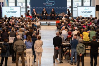 Wie geht es mit dem Theater weiter? Erste Bilder von der Podiumsdiskussion in Chemnitz - Gut 250 Besucher kamen zur Podiumsdiskussion am Mittwoch in die Hartmannfabrik Chemnitz.