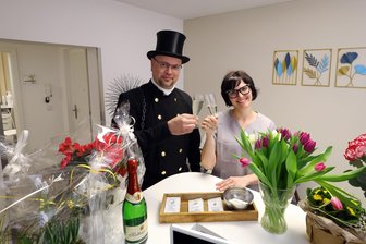 Podologin aus Waldenburg wagt Start in die Selbstständigkeit: Warum zur Eröffnung auch der Schornsteinfeger gratuliert - Die Praxisräume befinden sich an der Dr.-Otto-Nuschke Straße in Waldenburg: Schornsteinfeger Ronny Bergner gratuliert zur Eröffnung der Podologin Anne Bergner.