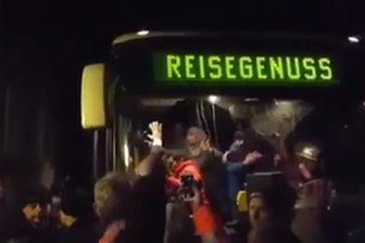 Pöbelnde Menge blockiert Zufahrt zur Flüchtlingsunterkunft in Clausnitz -