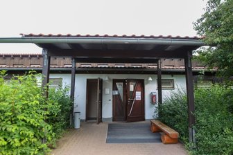 Pöhl braucht neue Sanitäranlagen: Millionen-Projekt ab 2022 geplant - Von außen noch ganz ansehnlich, ist der älteste Sanitärtrakt des Campingplatzes Gunzenberg an der Talsperre Pöhl dennoch - vor allem im Inneren - in die Jahre gekommen.
